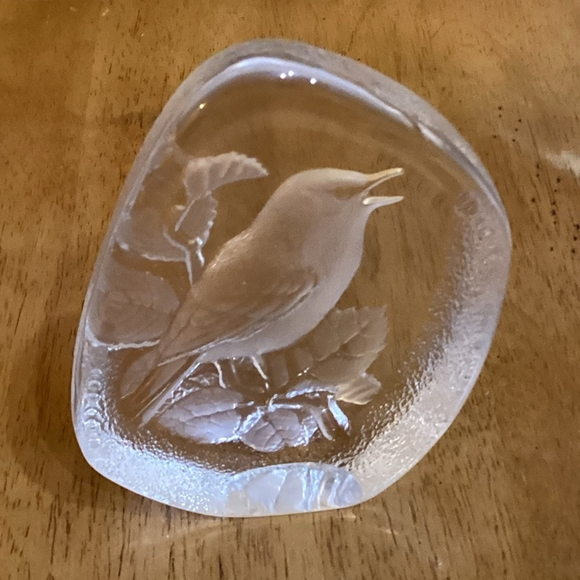 623. MATS JONASSON SWEDEN CRYSTAL ETCHED PAPERWEIGHT - Picture 2 of 5